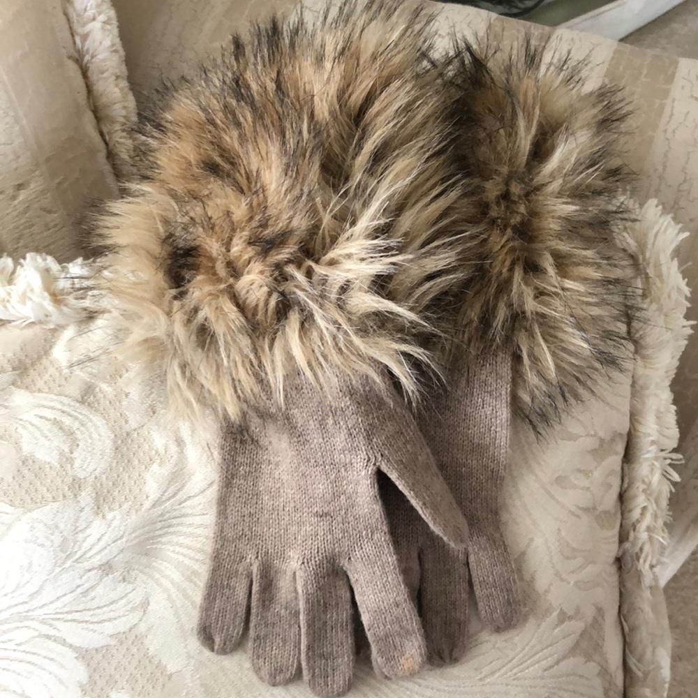 Gloves with fur cuffs